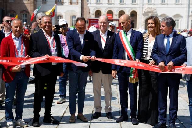 Albert II (C), Prince of Monaco, and Turin s Mayor, Stefano Lo Russo (3L), applaud as they attend the opening ceremony before the first stage of 80th Vuelta a Espana cycling tour in Turin, Italy, 23 August 2025. The stage covers 183 km between the cities of Tutin and Novara. First stage of Vuelta a Espana tour !ACHTUNG: NUR REDAKTIONELLE NUTZUNG!  Copyright: xJavierxLizonx GRAF1705 20250823-55017720768_1