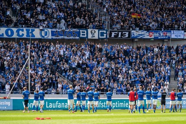 Deutschland: Fußball 2. Bundesliga, 3. Spieltag, Hannover 96-1.FC Magdeburg 2025 26 am 23.8.2025 in Hannover (Heinz-von-Heiden-Arena): Magdeburg Fans und Spieler vor dem Spiel