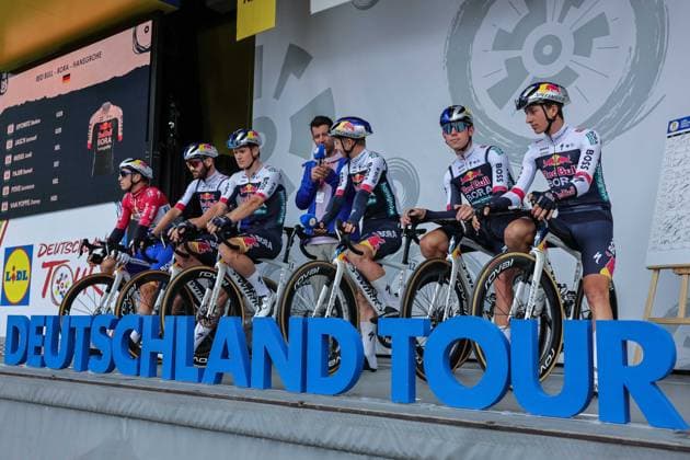 Radsport UCI ProSeries Men Elite LIDL Deutschland Tour 2025 Etappe 3 Arnsberg - Kassel am 23.08.2025 Florian Lipowitz ( RED BULL - BORA - HANSGROHE ) mit seinem Team