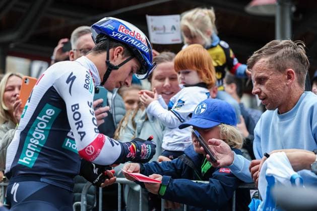 Radsport UCI ProSeries Men Elite LIDL Deutschland Tour 2025 Etappe 3 Arnsberg - Kassel am 23.08.2025 Florian Lipowitz ( RED BULL - BORA - HANSGROHE ) gibt Autogramme