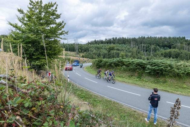 Radsport UCI ProSeries Men Elite LIDL Deutschland Tour 2025 Etappe 3 Arnsberg - Kassel am 23.08.2025 Die Fluchtgruppe fährt durch das Sauerland