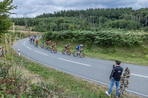 Radsport UCI ProSeries Men Elite LIDL Deutschland Tour 2025 Etappe 3 Arnsberg - Kassel am 23.08.2025 Das Peloton fährt durch das Sauerland