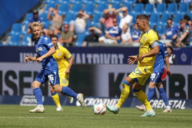 23.08.2025, xhettx, Fussball 2.Bundesliga, Karlsruher SC - Eintracht Braunschweig v.l. Pass von Sven Köhler (BTSV, 27) (DFL DFB REGULATIONS PROHIBIT ANY USE OF PHOTOGRAPHS as IMAGE SEQUENCES and or QUASI-VIDEO) Karlsruhe