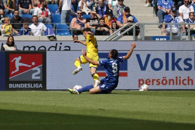 23.08.2025, xhettx, Fussball 2.Bundesliga, Karlsruher SC - Eintracht Braunschweig v.l. Foul von Roko Å imiÄ‡ (Karlsruher SC, 9) an Robin Heußer (BTSV, 30) (DFL DFB REGULATIONS PROHIBIT ANY USE OF PHOTOGRAPHS as IMAGE SEQUENCES and or QUASI-VIDEO) Karlsruhe