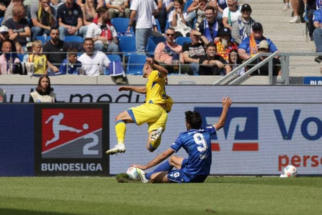 23.08.2025, xhettx, Fussball 2.Bundesliga, Karlsruher SC - Eintracht Braunschweig v.l. Foul von Roko Å imiÄ‡ (Karlsruher SC, 9) an Robin Heußer (BTSV, 30) (DFL DFB REGULATIONS PROHIBIT ANY USE OF PHOTOGRAPHS as IMAGE SEQUENCES and or QUASI-VIDEO) Karlsruhe
