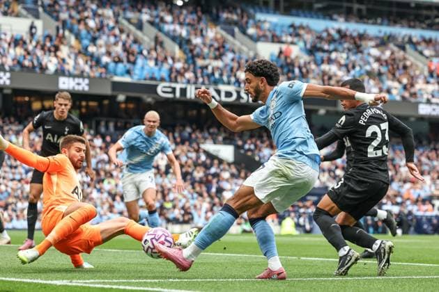 Sport Bilder des Tages Premier League Manchester City v Tottenham Hotspur Guglielmo Vicario of Tottenham Hotspur saves a shot from Omar Marmoush of Manchester City during the Premier League match Manchester City vs Tottenham Hotspur at Etihad Stadium, Manchester, United Kingdom, 23rd August 2025 (Photo by Mark Cosgrove News Images) Manchester Etihad Stadium Manchester United, ManU Kingdom Copyright: xMarkxCosgrove NewsxImagesx