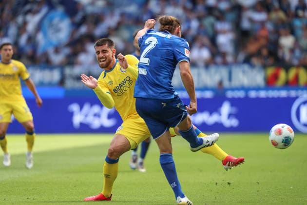 Fabio Di Michele Sanchez (Eintracht Braunschweig, 22) presst Sebastian Jung (Karlsruher SC, 02), GER, Karlsruher SC vs. Eintracht Braunschweig, 2. Bundesliga, 3. Spieltag, 2025 2026, 23.08.2025, DFL REGULATIONS PROHIBIT ANY USE OF PHOTOGRAPHS AS IMAGE SEQUENCES AND OR QUASI-VIDEO, GER, Karlsruher SC vs. Eintracht Braunschweig, 2. Bundesliga, 3. Spieltag, 2025 2026, 23.08.2025 Karlsruhe