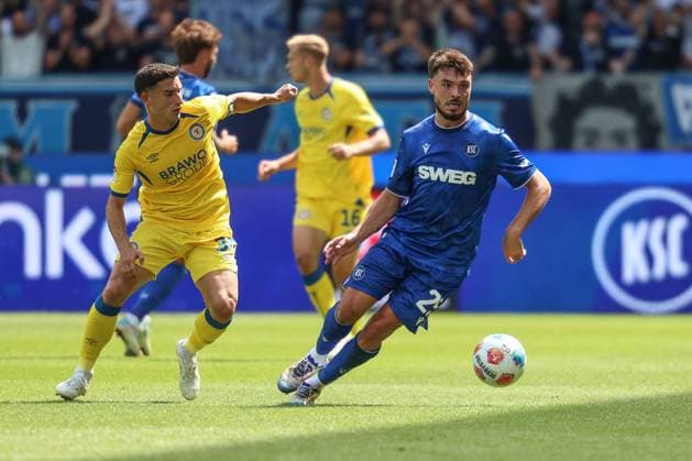 Am Ball Lilian Egloff (Karlsruher SC, 25) Robin Heusser (Eintracht Braunschweig, 30) neben ihm, GER, Karlsruher SC vs. Eintracht Braunschweig, 2. Bundesliga, 3. Spieltag, 2025 2026, 23.08.2025, DFL REGULATIONS PROHIBIT ANY USE OF PHOTOGRAPHS AS IMAGE SEQUENCES AND OR QUASI-VIDEO, GER, Karlsruher SC vs. Eintracht Braunschweig, 2. Bundesliga, 3. Spieltag, 2025 2026, 23.08.2025 Karlsruhe