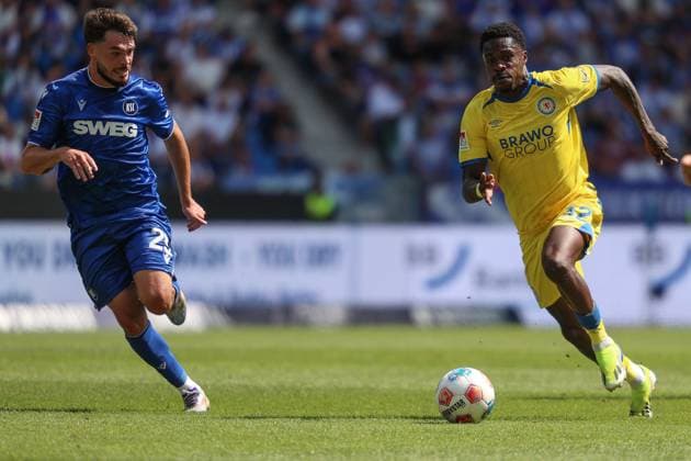 Sprintduell zwischen Christian Conteh (Eintracht Braunschweig, 32) und Lilian Egloff (Karlsruher SC, 25), GER, Karlsruher SC vs. Eintracht Braunschweig, 2. Bundesliga, 3. Spieltag, 2025 2026, 23.08.2025, DFL REGULATIONS PROHIBIT ANY USE OF PHOTOGRAPHS AS IMAGE SEQUENCES AND OR QUASI-VIDEO, GER, Karlsruher SC vs. Eintracht Braunschweig, 2. Bundesliga, 3. Spieltag, 2025 2026, 23.08.2025 Karlsruhe