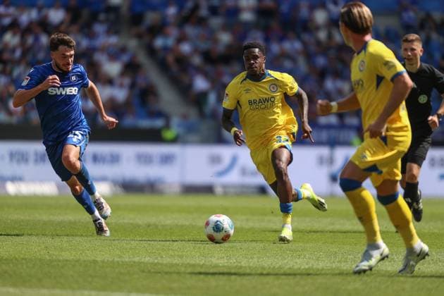 Sprintduell zwischen Christian Conteh (Eintracht Braunschweig, 32) und Lilian Egloff (Karlsruher SC, 25), GER, Karlsruher SC vs. Eintracht Braunschweig, 2. Bundesliga, 3. Spieltag, 2025 2026, 23.08.2025, DFL REGULATIONS PROHIBIT ANY USE OF PHOTOGRAPHS AS IMAGE SEQUENCES AND OR QUASI-VIDEO, GER, Karlsruher SC vs. Eintracht Braunschweig, 2. Bundesliga, 3. Spieltag, 2025 2026, 23.08.2025 Karlsruhe