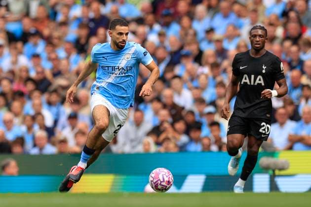 Manchester City v Tottenham Hotspur Premier League 23 08 2025. Rayan Ait-Nouri (21) of Manchester City runs with the ball during the Premier League match between Manchester City and Tottenham Hotspur at the Etihad Stadium, Manchester, England on 23 August 2025. Manchester Etihad Stadium Manchester England Editorial use only DataCo restrictions apply See www.football-dataco.com , Copyright: xConorxMolloyx PSI-22653-0034