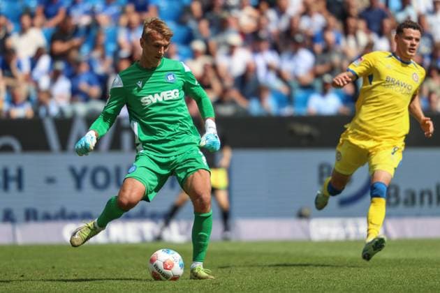 Hans Christian Bernat (Karlsruher SC, Torwart 01) wird angelaufen von Erencan Yardimci (Eintracht Braunschweig, 09), GER, Karlsruher SC vs. Eintracht Braunschweig, 2. Bundesliga, 3. Spieltag, 2025 2026, 23.08.2025, DFL REGULATIONS PROHIBIT ANY USE OF PHOTOGRAPHS AS IMAGE SEQUENCES AND OR QUASI-VIDEO, GER, Karlsruher SC vs. Eintracht Braunschweig, 2. Bundesliga, 3. Spieltag, 2025 2026, 23.08.2025 Karlsruhe