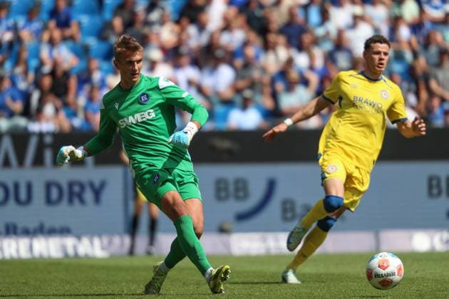 Hans Christian Bernat (Karlsruher SC, Torwart 01) wird angelaufen von Erencan Yardimci (Eintracht Braunschweig, 09), GER, Karlsruher SC vs. Eintracht Braunschweig, 2. Bundesliga, 3. Spieltag, 2025 2026, 23.08.2025, DFL REGULATIONS PROHIBIT ANY USE OF PHOTOGRAPHS AS IMAGE SEQUENCES AND OR QUASI-VIDEO, GER, Karlsruher SC vs. Eintracht Braunschweig, 2. Bundesliga, 3. Spieltag, 2025 2026, 23.08.2025 Karlsruhe