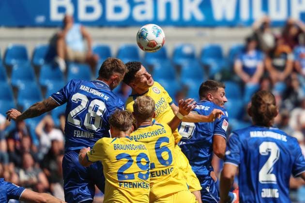 Sport Bilder des Tages Kopfballduell zwischen Marcel Franke (Karlsruher SC, 28) und Erencan Yardimci (Eintracht Braunschweig, 09), GER, Karlsruher SC vs. Eintracht Braunschweig, 2. Bundesliga, 3. Spieltag, 2025 2026, 23.08.2025, DFL REGULATIONS PROHIBIT ANY USE OF PHOTOGRAPHS AS IMAGE SEQUENCES AND OR QUASI-VIDEO, GER, Karlsruher SC vs. Eintracht Braunschweig, 2. Bundesliga, 3. Spieltag, 2025 2026, 23.08.2025 Karlsruhe