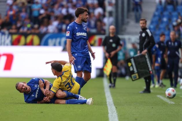 Keine Geschenke unter alten Kollegen Robin Heusser (Eintracht Braunschweig, 30) und Sebastian Jung (Karlsruher SC, 02), GER, Karlsruher SC vs. Eintracht Braunschweig, 2. Bundesliga, 3. Spieltag, 2025 2026, 23.08.2025, DFL REGULATIONS PROHIBIT ANY USE OF PHOTOGRAPHS AS IMAGE SEQUENCES AND OR QUASI-VIDEO, GER, Karlsruher SC vs. Eintracht Braunschweig, 2. Bundesliga, 3. Spieltag, 2025 2026, 23.08.2025 Karlsruhe