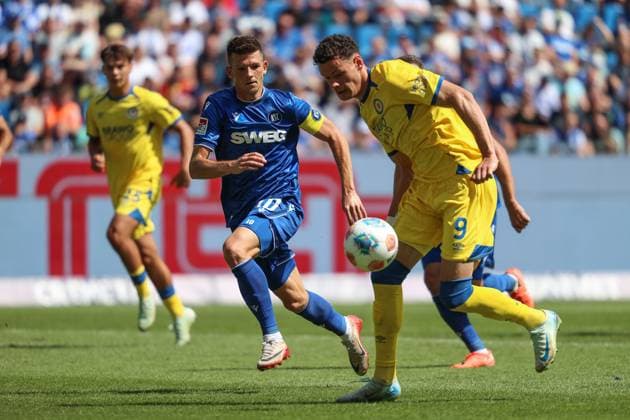 Marvin Wanitzek (Karlsruher SC, 10) gegen Erencan Yardimci (Eintracht Braunschweig, 09), GER, Karlsruher SC vs. Eintracht Braunschweig, 2. Bundesliga, 3. Spieltag, 2025 2026, 23.08.2025, DFL REGULATIONS PROHIBIT ANY USE OF PHOTOGRAPHS AS IMAGE SEQUENCES AND OR QUASI-VIDEO, GER, Karlsruher SC vs. Eintracht Braunschweig, 2. Bundesliga, 3. Spieltag, 2025 2026, 23.08.2025 Karlsruhe