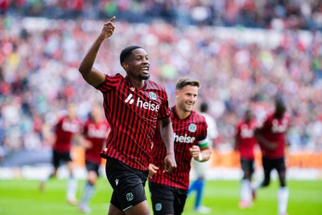 23.08.2025 - Fußball, 2025 2026, 2. Bundesliga, 3. Spieltag, Hannover 96 - 1. FC Magdeburg: (L-R) Ime Okon (Hannover) jubelt nach seinem Tor zum 2:0 mit Enzo Leopold (Hannover) DFL REGULATIONS PROHIBIT ANY USE OF PHOTOGRAPHS AS IMAGE SEQUENCES AND OR QUASI-VIDEO.