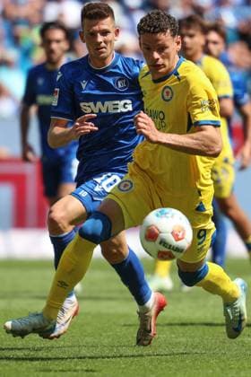 Marvin Wanitzek (Karlsruher SC, 10) gegen Erencan Yardimci (Eintracht Braunschweig, 09), GER, Karlsruher SC vs. Eintracht Braunschweig, 2. Bundesliga, 3. Spieltag, 2025 2026, 23.08.2025, DFL REGULATIONS PROHIBIT ANY USE OF PHOTOGRAPHS AS IMAGE SEQUENCES AND OR QUASI-VIDEO, GER, Karlsruher SC vs. Eintracht Braunschweig, 2. Bundesliga, 3. Spieltag, 2025 2026, 23.08.2025 Karlsruhe
