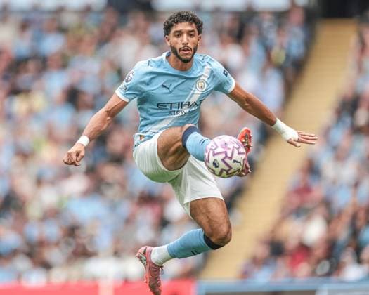 Premier League Manchester City v Tottenham Hotspur Omar Marmoush of Manchester City jumps up to win the high ball during the Premier League match Manchester City vs Tottenham Hotspur at Etihad Stadium, Manchester, United Kingdom, 23rd August 2025 (Photo by Mark Cosgrove News Images) Manchester Etihad Stadium Manchester United, ManU Kingdom Copyright: xMarkxCosgrove NewsxImagesx