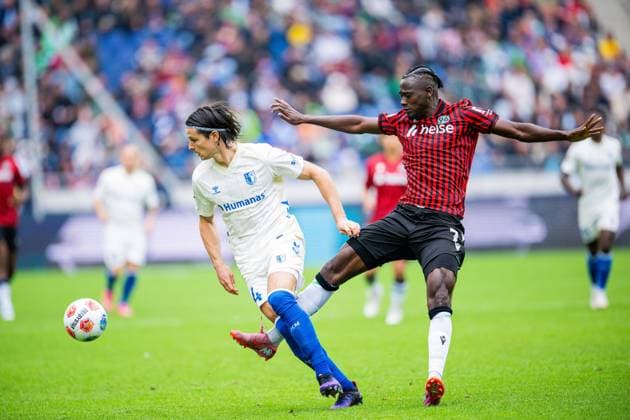 23.08.2025 - Fußball, 2025 2026, 2. Bundesliga, 3. Spieltag, Hannover 96 - 1. FC Magdeburg: (L-R) Jean Hugonet (Magdeburg), Mustapha Bundu (Hannover) DFL REGULATIONS PROHIBIT ANY USE OF PHOTOGRAPHS AS IMAGE SEQUENCES AND OR QUASI-VIDEO.