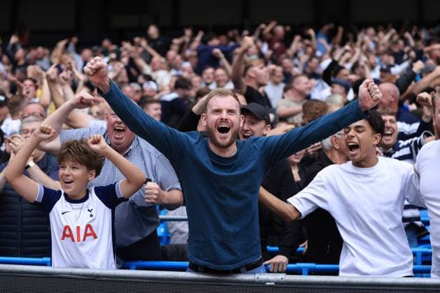 Football - Premier League - Manchester City v Tottenham Hotspur 23rd August 2025 - Premier League - Manchester City v Tottenham Hotspur - Tottenham Hotspur fans celebrate their side s 1st goal - Photo: Simon Stacpoole Offside. Manchester UK Copyright: xSimonxStacpoolexOffside