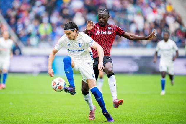 23.08.2025 - Fußball, 2025 2026, 2. Bundesliga, 3. Spieltag, Hannover 96 - 1. FC Magdeburg: (L-R) Jean Hugonet (Magdeburg), Mustapha Bundu (Hannover) DFL REGULATIONS PROHIBIT ANY USE OF PHOTOGRAPHS AS IMAGE SEQUENCES AND OR QUASI-VIDEO.