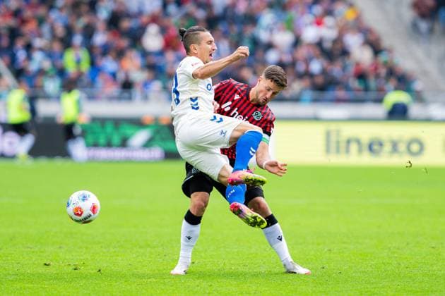 23.08.2025 - Fußball, 2025 2026, 2. Bundesliga, 3. Spieltag, Hannover 96 - 1. FC Magdeburg: (L-R) Baris Atik (Magdeburg), Enzo Leopold (Hannover) DFL REGULATIONS PROHIBIT ANY USE OF PHOTOGRAPHS AS IMAGE SEQUENCES AND OR QUASI-VIDEO.