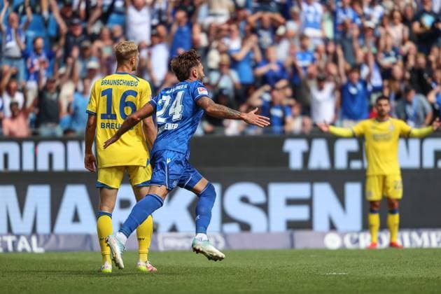 Jubel bei Fabian Schleusener (Karlsruher SC, 24) ueber seinen Treffer zum 2:0, GER, Karlsruher SC vs. Eintracht Braunschweig, 2. Bundesliga, 3. Spieltag, 2025 2026, 23.08.2025, DFL REGULATIONS PROHIBIT ANY USE OF PHOTOGRAPHS AS IMAGE SEQUENCES AND OR QUASI-VIDEO, GER, Karlsruher SC vs. Eintracht Braunschweig, 2. Bundesliga, 3. Spieltag, 2025 2026, 23.08.2025 Karlsruhe