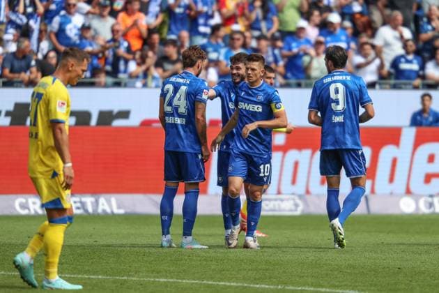 haengender Kopf bei Sven Koehler (Eintracht Braunschweig, 27) nach dem Treffer von Fabian Schleusener (Karlsruher SC, 24) Lilian Egloff (Karlsruher SC, 25) Marvin Wanitzek (Karlsruher SC, 10) Roko Simic (Karlsruher SC, 09), GER, Karlsruher SC vs. Eintracht Braunschweig, 2. Bundesliga, 3. Spieltag, 2025 2026, 23.08.2025, DFL REGULATIONS PROHIBIT ANY USE OF PHOTOGRAPHS AS IMAGE SEQUENCES AND OR QUASI-VIDEO, GER, Karlsruher SC vs. Eintracht Braunschweig, 2. Bundesliga, 3. Spieltag, 2025 2026, 23.08.2025 Karlsruhe