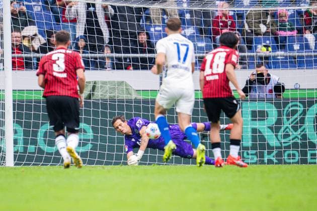 23.08.2025 - Fußball, 2025 2026, 2. Bundesliga, 3. Spieltag, Hannover 96 - 1. FC Magdeburg: (M) Nahuel Noll (Hannover) hält den Elfmeter von Martijn Kaars (Magdeburg) DFL REGULATIONS PROHIBIT ANY USE OF PHOTOGRAPHS AS IMAGE SEQUENCES AND OR QUASI-VIDEO.