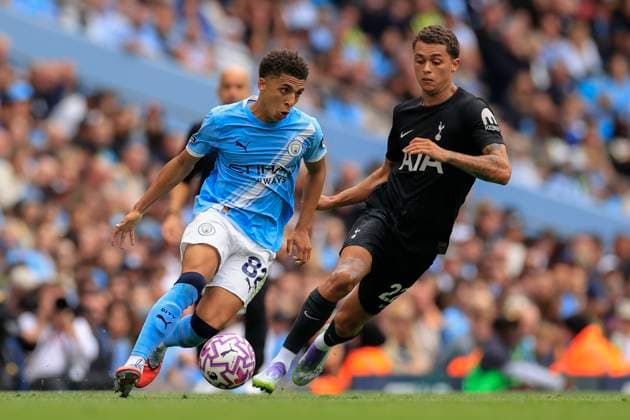Manchester City v Tottenham Hotspur Premier League 23 08 2025. Rico Lewis (82) of Manchester City is watched by Brennan Johnson (22) of Tottenham Hotspur during the Premier League match between Manchester City and Tottenham Hotspur at the Etihad Stadium, Manchester, England on 23 August 2025. Manchester Etihad Stadium Manchester England Editorial use only DataCo restrictions apply See www.football-dataco.com , Copyright: xConorxMolloyx PSI-22653-0059