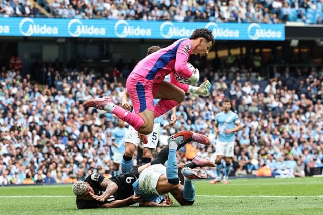 Premier League Manchester City v Tottenham Hotspur James Trafford of Manchester City collects the ball as Richarlison of Tottenham Hotspur challenges during the Premier League match Manchester City vs Tottenham Hotspur at Etihad Stadium, Manchester, United Kingdom, 23rd August 2025 (Photo by Mark Cosgrove News Images) Manchester Etihad Stadium Manchester United, ManU Kingdom Copyright: xMarkxCosgrove NewsxImagesx