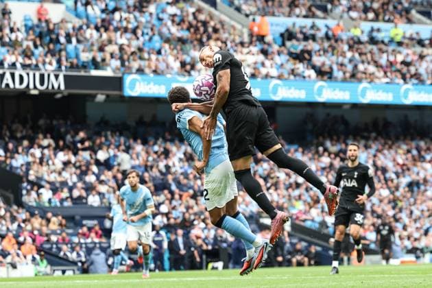 Premier League Manchester City v Tottenham Hotspur Rico Lewis of Manchester City pressures Richarlison of Tottenham Hotspur in front of goal during the Premier League match Manchester City vs Tottenham Hotspur at Etihad Stadium, Manchester, United Kingdom, 23rd August 2025 (Photo by Mark Cosgrove News Images) Manchester Etihad Stadium Manchester United, ManU Kingdom Copyright: xMarkxCosgrove NewsxImagesx