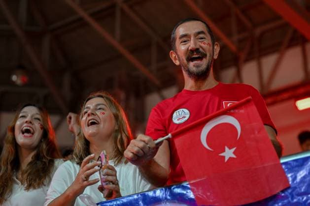 Turkiye v Spain - FIVB Women s Volleyball World Championship, WM, Weltmeisterschaft NAKHON RATCHASIMA, THAILAND - AUGUST 23: Fans cheer for Turkiye’s national women’s volleyball team during a training session ahead of the FIVB Women’s World Volleyball Championship match against Spain at Korat Chatchai Hall in Nakhon Ratchasima, Thailand, on August 23, 2025. Mustafa Hatipoglu Anadolu Nakhon Ratchasima Thailand. Editorial use only. Please get in touch for any other usage.  Copyright: x2025xAnadoluxMustafaxHatipoglux