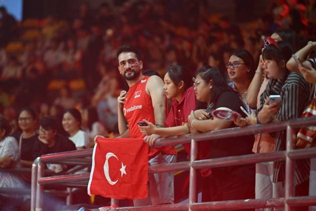 Turkiye v Spain - FIVB Women s Volleyball World Championship, WM, Weltmeisterschaft NAKHON RATCHASIMA, THAILAND - AUGUST 23: Fans cheer for Turkiye’s national women’s volleyball team during a training session ahead of the FIVB Women’s World Volleyball Championship match against Spain at Korat Chatchai Hall in Nakhon Ratchasima, Thailand, on August 23, 2025. Mustafa Hatipoglu Anadolu Nakhon Ratchasima Thailand. Editorial use only. Please get in touch for any other usage.  Copyright: x2025xAnadoluxMustafaxHatipoglux