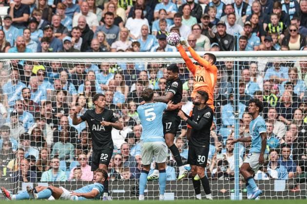 Premier League Manchester City v Tottenham Hotspur Guglielmo Vicario of Tottenham Hotspur punches the ball clear during the Premier League match Manchester City vs Tottenham Hotspur at Etihad Stadium, Manchester, United Kingdom, 23rd August 2025 (Photo by Mark Cosgrove News Images) Manchester Etihad Stadium Manchester United, ManU Kingdom Copyright: xMarkxCosgrove NewsxImagesx