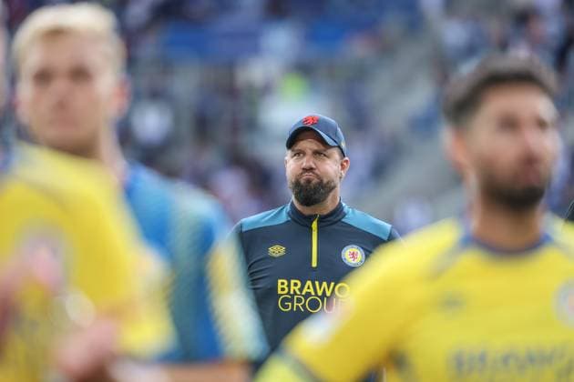 Nach der Niederlage mit der Mannschaft bei den Fans Heiner Backhaus (Eintracht Braunschweig, Chef-Trainer), GER, Karlsruher SC vs. Eintracht Braunschweig, 2. Bundesliga, 3. Spieltag, 2025 2026, 23.08.2025, DFL REGULATIONS PROHIBIT ANY USE OF PHOTOGRAPHS AS IMAGE SEQUENCES AND OR QUASI-VIDEO, GER, Karlsruher SC vs. Eintracht Braunschweig, 2. Bundesliga, 3. Spieltag, 2025 2026, 23.08.2025 Karlsruhe