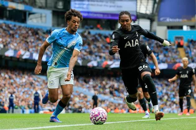 Manchester City v Tottenham Hotspur Premier League 23 08 2025. Oscar Bobb (52) of Manchester City tries to get past Djed Spence (24) of Tottenham Hotspur during the Premier League match between Manchester City and Tottenham Hotspur at the Etihad Stadium, Manchester, England on 23 August 2025. Manchester Etihad Stadium Manchester England Editorial use only DataCo restrictions apply See www.football-dataco.com , Copyright: xConorxMolloyx PSI-22653-0064