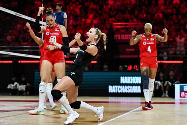 Turkiye v Spain - FIVB Women s Volleyball World Championship, WM, Weltmeisterschaft NAKHON RATCHASIMA, THAILAND - AUGUST 23: Gizem Orge of Turkiye celebrates after a point during the FIVB Women’s World Volleyball Championship volleyball match Turkiye and Spain at Korat Chatchai Hall in Nakhon Ratchasima, Thailand on August 23, 2025. Mustafa Hatipoglu Anadolu Nakhon Ratchasima Thailand. Editorial use only. Please get in touch for any other usage.  Copyright: x2025xAnadoluxMustafaxHatipoglux