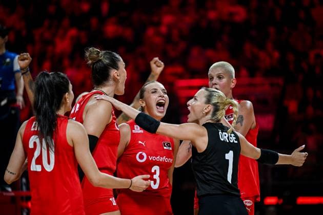 Turkiye v Spain - FIVB Women s Volleyball World Championship, WM, Weltmeisterschaft NAKHON RATCHASIMA, THAILAND - AUGUST 23: Players of Turkiye celebrate after a point during the FIVB Women’s World Volleyball Championship volleyball match Turkiye and Spain at Korat Chatchai Hall in Nakhon Ratchasima, Thailand, on August 23, 2025. Mustafa Hatipoglu Anadolu Nakhon Ratchasima Thailand. Editorial use only. Please get in touch for any other usage.  Copyright: x2025xAnadoluxMustafaxHatipoglux
