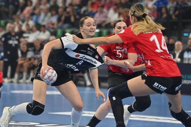 Nieke KUEHNE (Blomberg Lippe),Aktion,Zweikampf gegen Josefine HANFLAND (Thueringer HC) und Anika NIEDERWIESER (Thueringer HC) , Handball Super Cup 2025 der Frauen HSG Blomberg-Lippe vs. Thueringer HC am 23.08.2025, SAP GARDEN Muenchen.