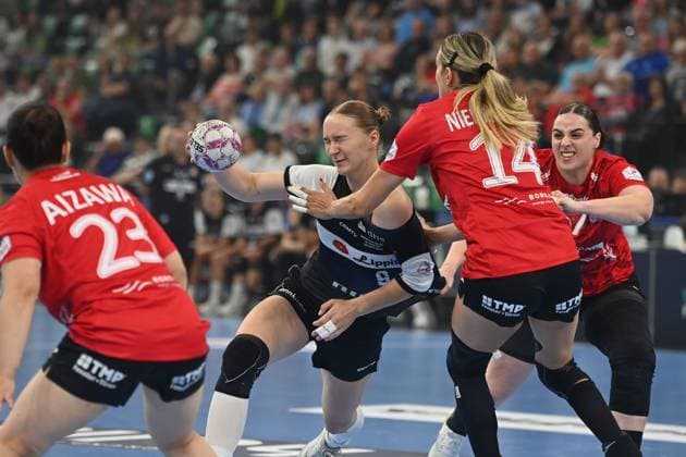 Nieke KUEHNE (Blomberg Lippe),Aktion,Zweikampf gegen Anika NIEDERWIESER (Thueringer HC) und Josefine HANFLAND (Thueringer HC) Handball Super Cup 2025 der Frauen HSG Blomberg-Lippe vs. Thueringer HC am 23.08.2025, SAP GARDEN Muenchen.
