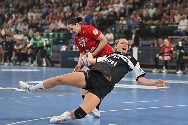 Maxi MUEHLNER (Blomberg Lippe) ,Aktion,Zweikampf gegen Josefine HANFLAND (Thueringer HC). Handball Super Cup 2025 der Frauen HSG Blomberg-Lippe vs. Thueringer HC am 23.08.2025, SAP GARDEN Muenchen.