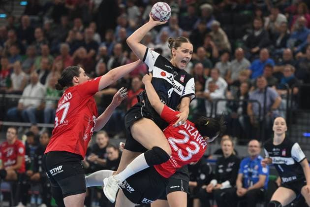 Andrea JACOBSEN (Blomberg Lippe), Aktion,Zweikampf gegen Natsuk AIZAWA (Thueringer HC) und Josefine HANFLAND (Thueringer HC),li) Handball Super Cup 2025 der Frauen HSG Blomberg-Lippe vs. Thueringer HC am 23.08.2025, SAP GARDEN Muenchen. Â