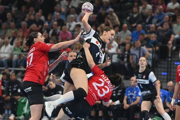 Andrea JACOBSEN (Blomberg Lippe), Aktion,Zweikampf gegen Natsuk AIZAWA (Thueringer HC) und Josefine HANFLAND (Thueringer HC),li) Handball Super Cup 2025 der Frauen HSG Blomberg-Lippe vs. Thueringer HC am 23.08.2025, SAP GARDEN Muenchen.