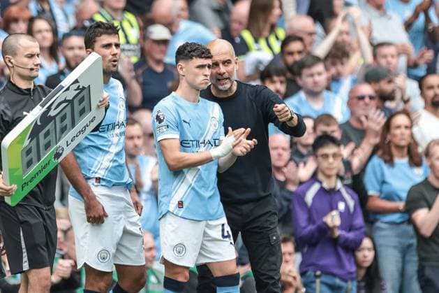 Premier League Manchester City v Tottenham Hotspur Pep Guardiola manager of Manchester City gives instruction to Phil Foden of Manchester City before he is subbed on during the Premier League match Manchester City vs Tottenham Hotspur at Etihad Stadium, Manchester, United Kingdom, 23rd August 2025 (Photo by Mark Cosgrove News Images) Manchester Etihad Stadium Manchester United, ManU Kingdom Copyright: xMarkxCosgrove NewsxImagesx