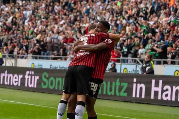 Deutschland: Fußball 2. Bundesliga, 3. Spieltag, Hannover 96-1.FC Magdeburg 2025 26 am 23.8.2025 in Hannover (Heinz-von-Heiden-Arena): Ime Okon (Hannover 96 20) und Enzo Leopold (Hannover 96 8) Torjubel 2:0