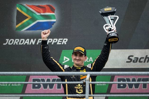 Sport Bilder des Tages Jordan Pepper (Suedafrika, Grasser Racing Team GRT, Lamborghini Huracan GT3 Evo II, 63) jubelt auf dem Podium bei der Siegerehrung ueber Platz 2, GER, ADAC DTM Sachsenring, Rennen 1, Saison 2025, 23.08.2025 GER, ADAC DTM Sachsenring, Rennen 1, Saison 2025, 23.08.2025 Oberlungwitz *** Jordan Pepper Suedafrika, Grasser Racing Team GRT, Lamborghini Huracan GT3 Evo II, 63 cheers on the podium at the podium ceremony for 2nd place, GER, ADAC DTM Sachsenring, Race 1, 2025 season, 23 08 2025 GER, ADAC DTM Sachsenring, Race 1, 2025 season, 23 08 2025 Oberlungwitz Copyright: xEibner-Pressefoto Memmlerx EP_MMR