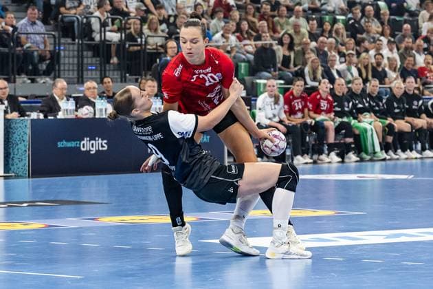 Nieke Kuehne (HSG Blomberg-Lippe, 9) in der Abwehr gegen Jana Scheib (Thueringer HC, 20) GER, HSG Blomberg-Lippe vs. Thueringer HC, Handball, HBF Supercup 2025, Finale, 23.08.2025. GER, HSG Blomberg-Lippe vs. Thueringer HC, Handball, HBF Supercup 2025, Finale, 23.08.2025. Muenchen Copyright: xEibner-Pressefoto HeikexFeinerx EP_HFR
