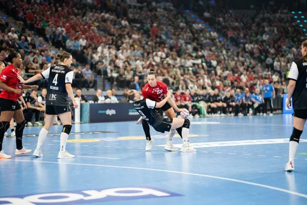 HSG Blomberg-Lippe (GER) vs. Thueringer HC (GER), Handball, 1. Handball Bundesliga Frauen, Supercup, Saison 2025 2026, Muenchen, 23.08.2025 Nieke Kuehne (HSG Blomberg-Lippe, 09) und Jana Scheib (Thueringer HC, 20) im Zweikampf Muenchen SAP Garden Deutschland